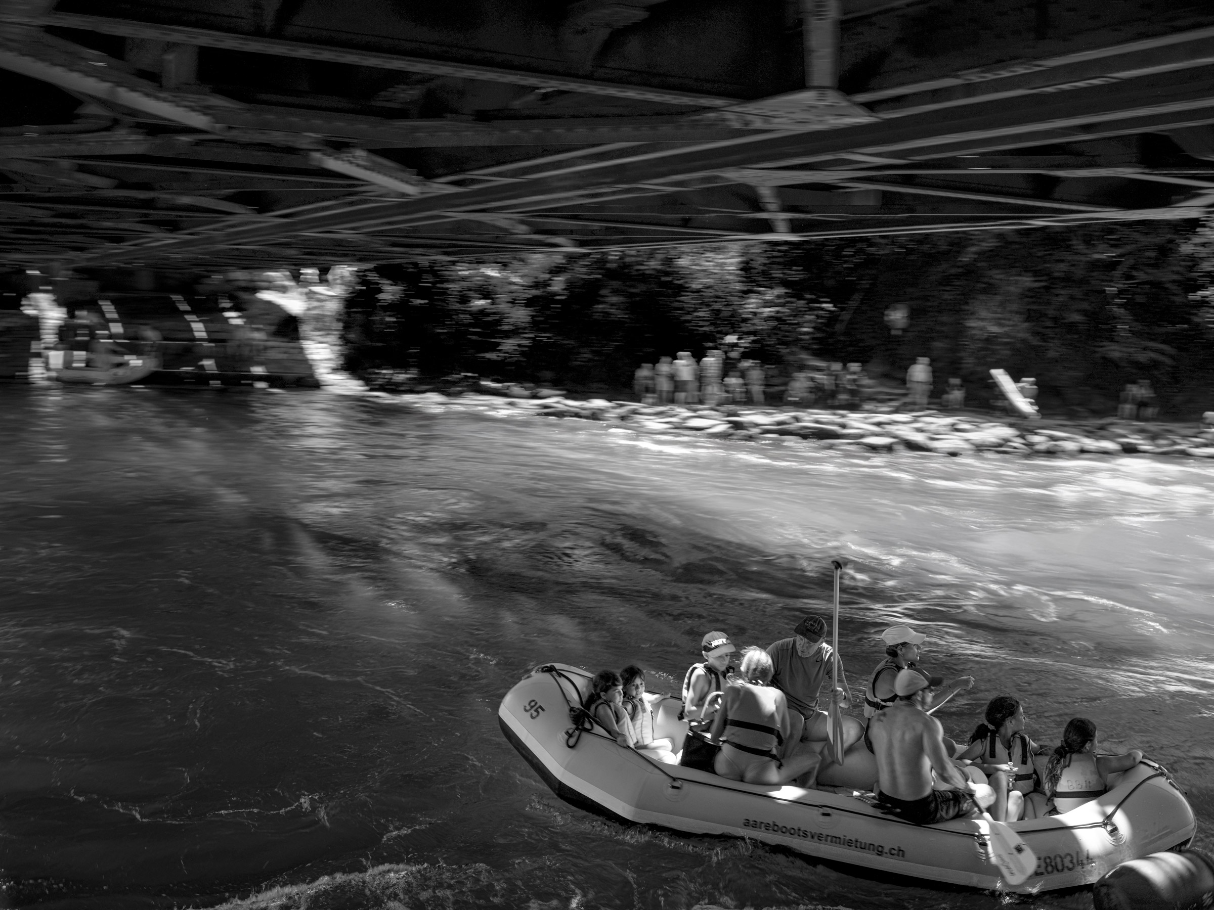 Schlauchboot-unter-Brücke